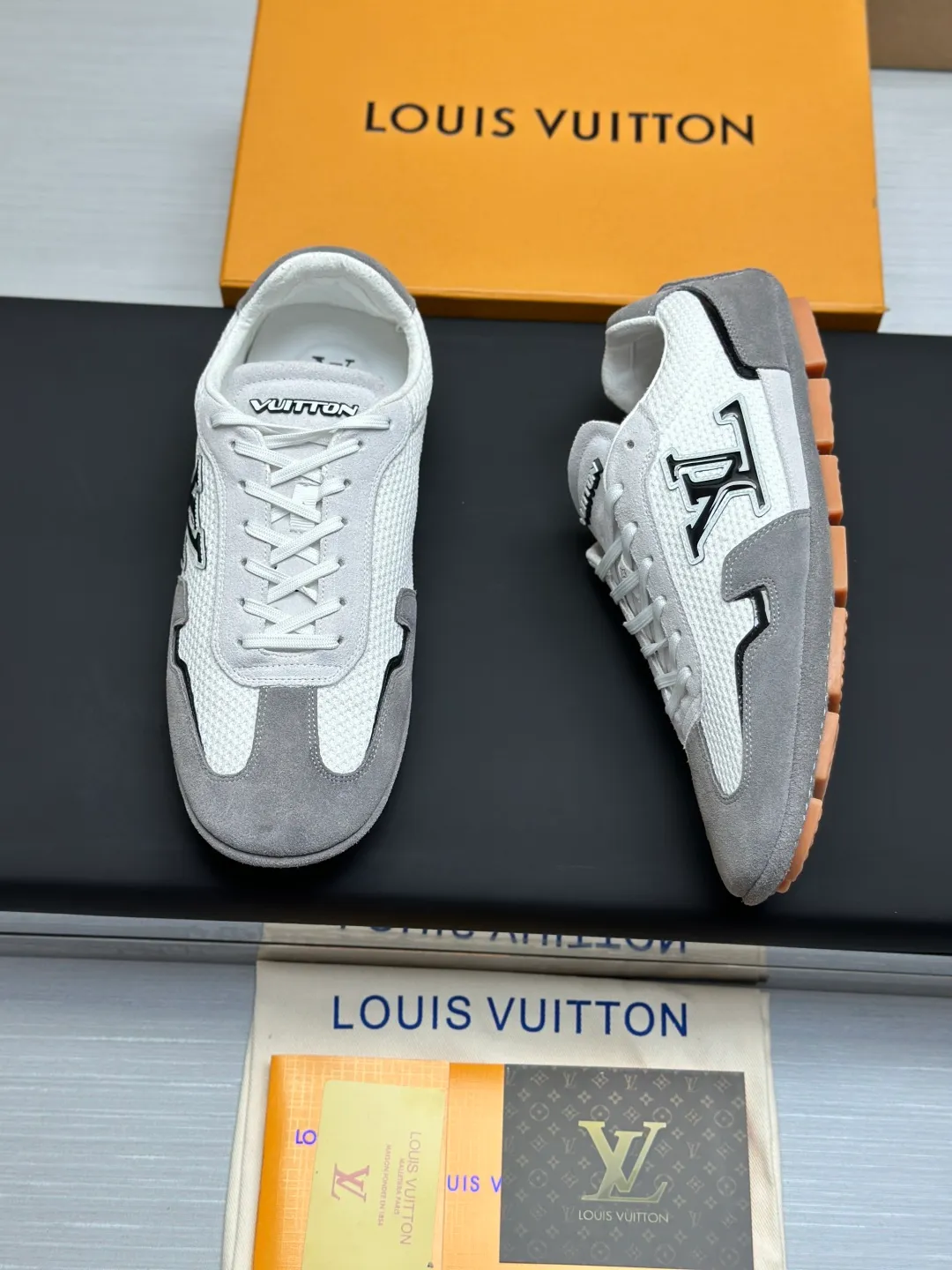 👟👟Ex-factory price 680👟👟 (Top version fully packaged) LV Louis Vuitton L Family Donkey Brand Latest Rally Series Mesh Casual Sports Shoes Doudou Shoes Original purchase, development and production This LV Rally sports shoe is made of suede cow leather and mesh fabric, and a rubber pad outsole is incorporated into the driving shoe configuration, making it a modern choice that is both comfortable and light. The LV letters on the side, the handwritten Louis Vuitton logo on the rear, and the Vuitton logo on the tongue and outsole jointly brand the brand mark. Exquisite packaging at the delivery counter🛍📦 ▪️Fabric: Original customized imported mesh + cowhide ▪️Inner lining: Original customized breathable mesh lining ▪️Outsole: Original molded anti-slip rubber material ▪️Sole thickness: 2CM ▪️Size: Men's 39-45